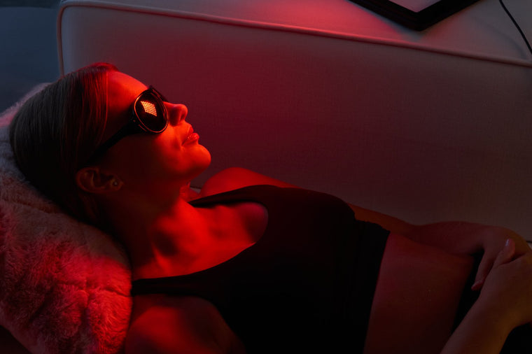 SkinLift Pro LED panelin kırmızı ışığı altında uzanan kadın