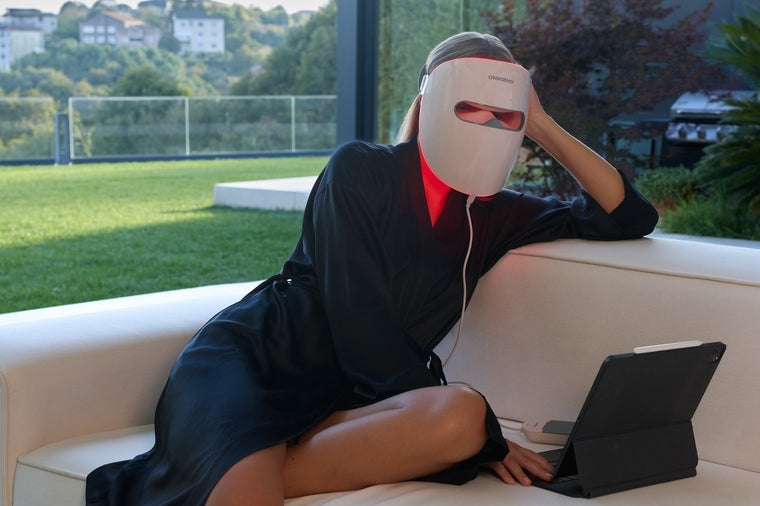 Tablet kullanırken HyperBeam X LED maske takan kadın