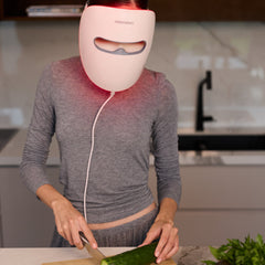 Mutfakta yemek hazırlarken HyperBeam X LED maske kullanımı – görsel 11