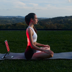 Çimende meditasyon yaparken SkinLift Pro LED panel kullanımı – görsel 3